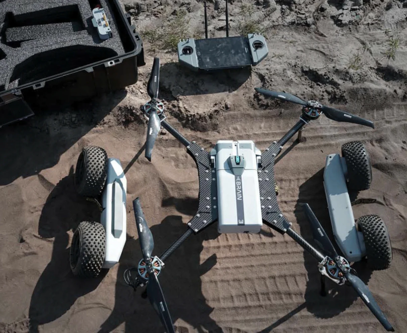 BRAIN en configuration multirotor, roues démontées, posé au sol près de sa mallette