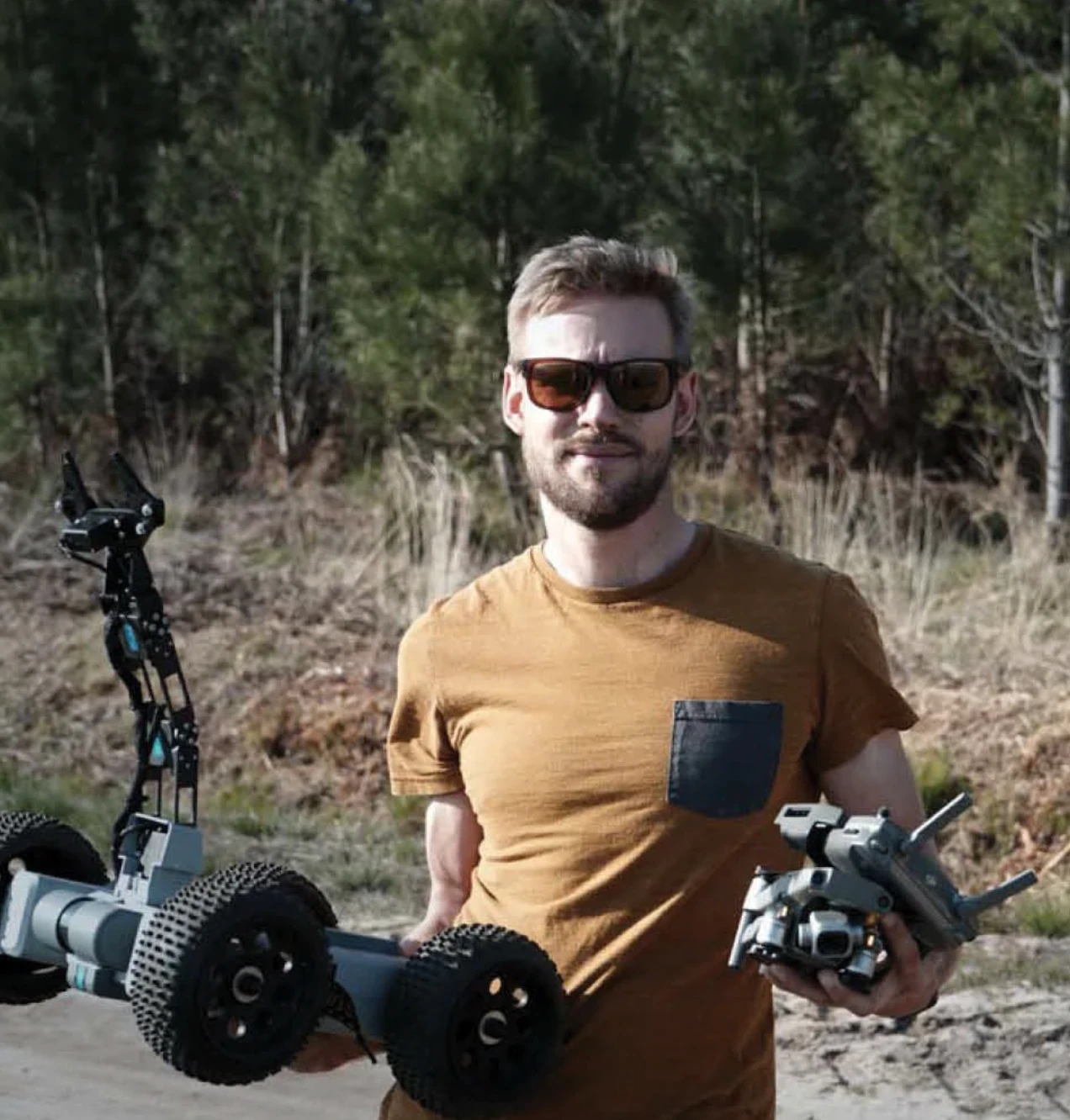 Le rover BRAIN et un drone portés à la main sur le terrain