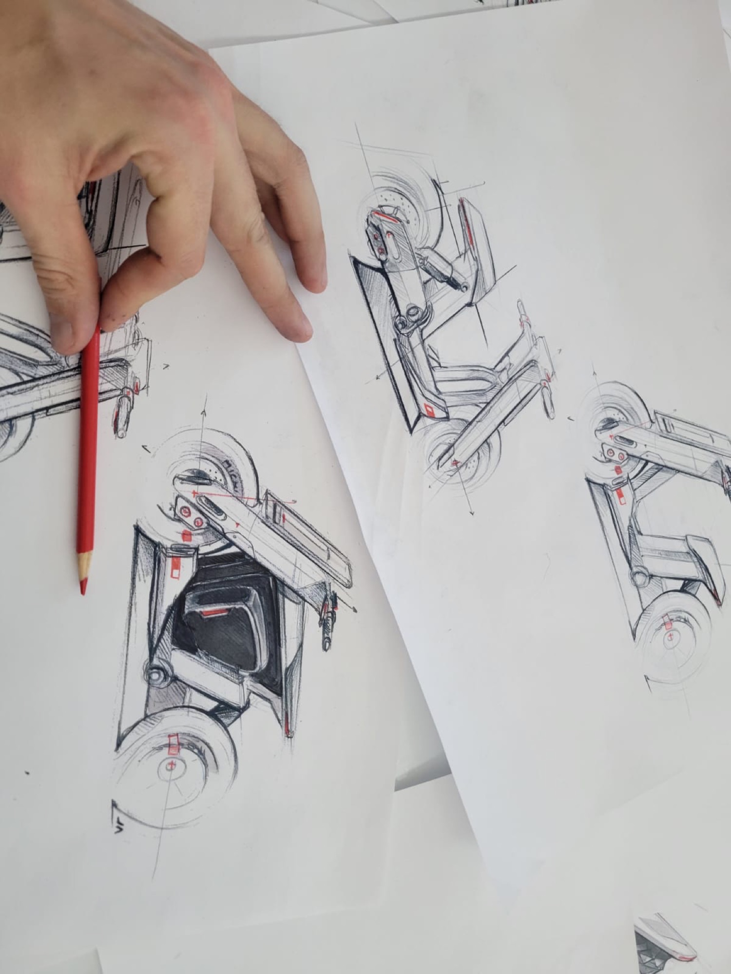 Croquis de recherche d’un véhicule compact, crayon rouge à la main