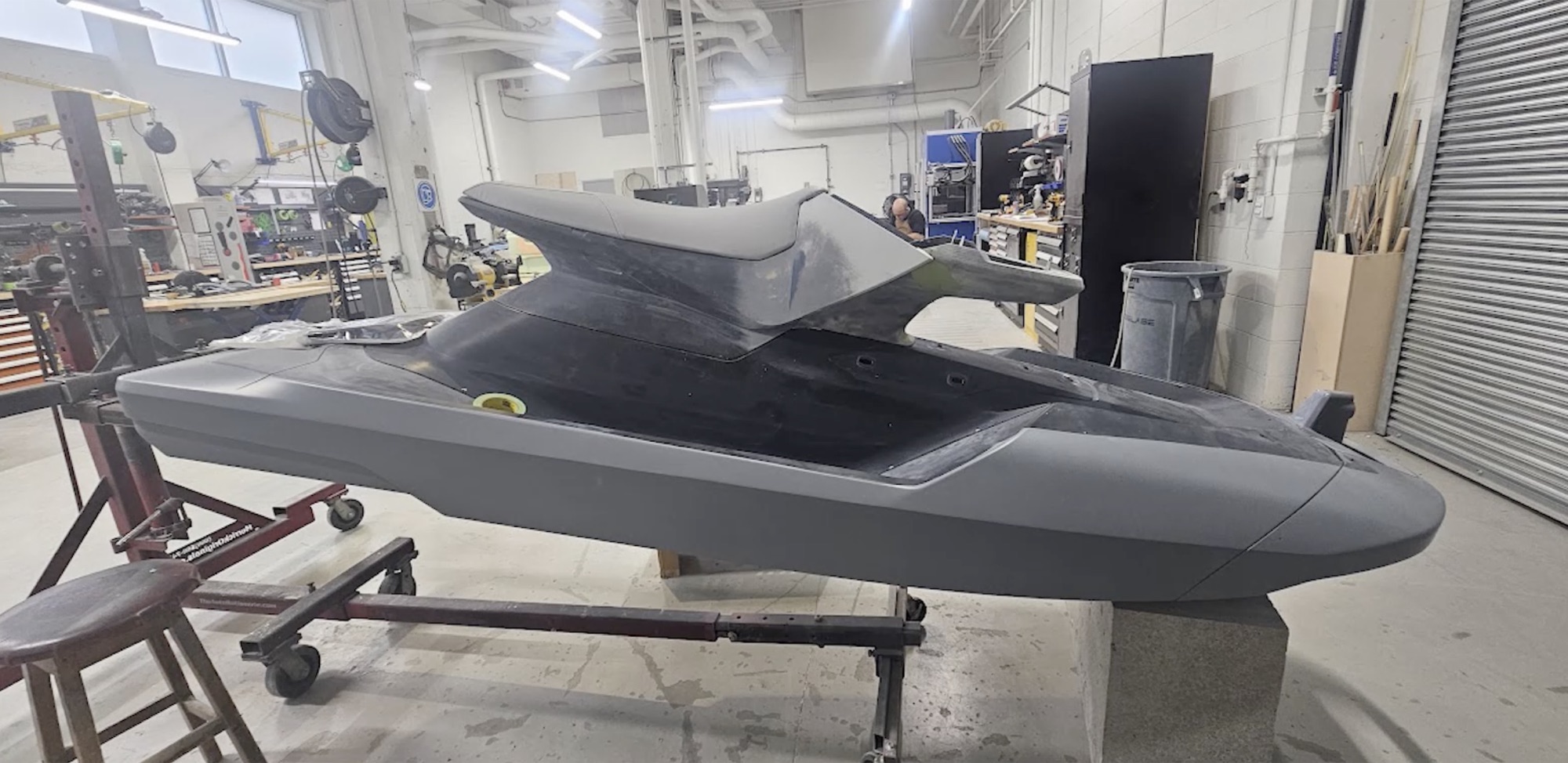 Prototype de jet-ski sur foil pendant son assemblage en atelier