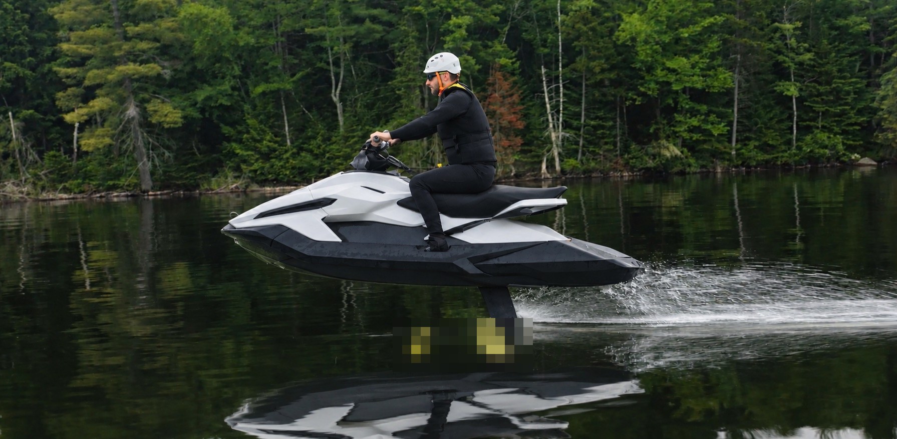 Prototype de jet-ski sur foil en fonctionnement au-dessus de l’eau