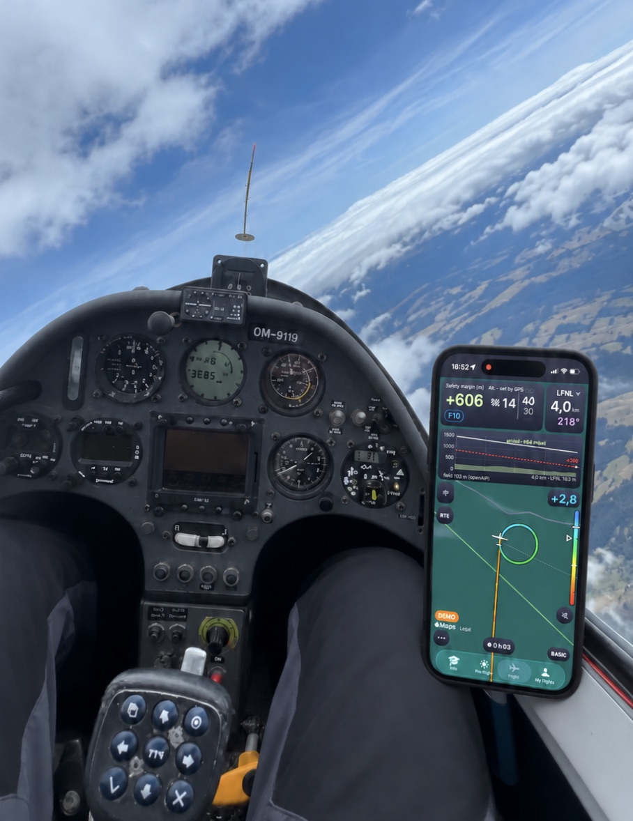 Smartphone affichant l’application de vol dans le cockpit d’un planeur en vol